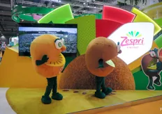 Cheerful welcome at the Zespri pavilion.